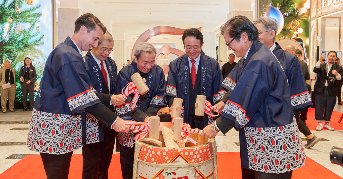 Ambassador Katsuhiko, along with other VIPs, commemorated the launch of SEIBU KL with the breaking of the ‘Kagami-Biraki’, a sake ceremony symbolizing a new and prosperous beginning for the Japanese department store